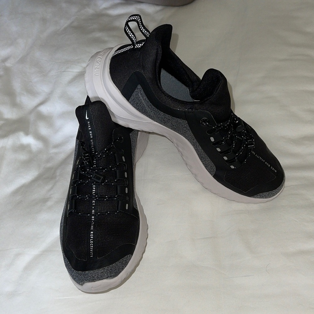 Nike renew rival shield black/ metallic silver. Size 7.5